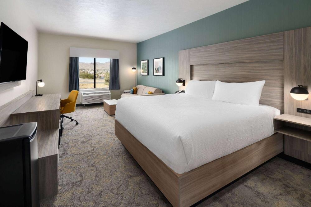 King Suite with Sofa Bed - Non-Smoking interior
