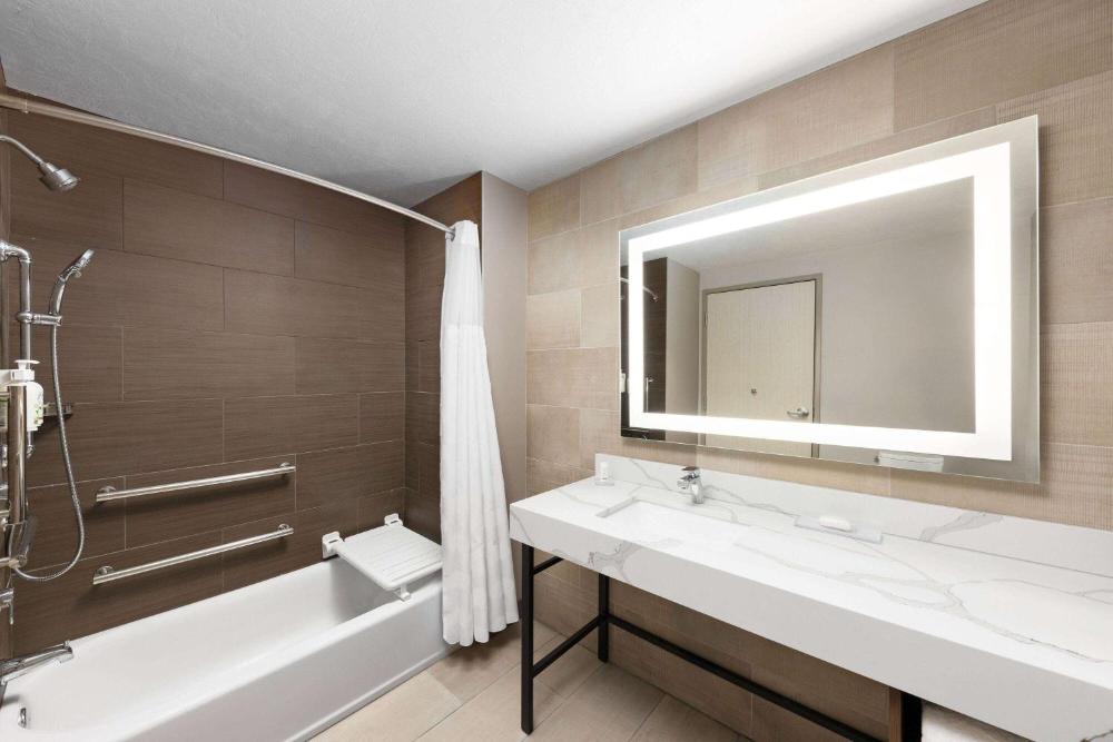 King Room with Tub w/ Grab Bars and Sofa Bed - Mobility/Hearing Accessible - Non-Smoking interior